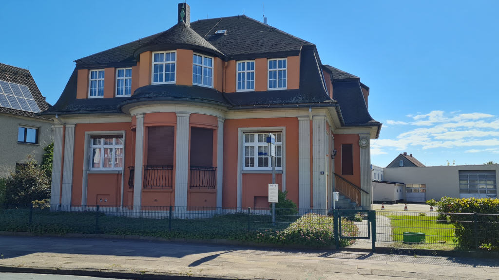 Wohn- und Geschäftshaus zum Kauf als Kapitalanlage geeignet 240.000 € 10 Zimmer 250,5 m²<br/>Fläche 911 m²<br/>Grundstück Lindenstraße 3 Seehausen Seehausen 39615