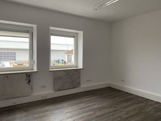 Bürogebäude zur Miete 2.880 € 360 m² Bürofläche Neutraubling 93073