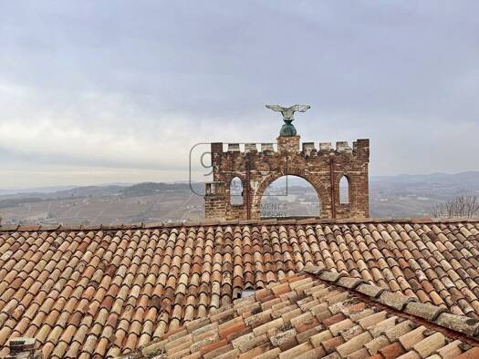 Schloss zum Kauf 13.000.000 € 35 Zimmer 4.300 m² 7.500 m² Grundstück Novello 12060