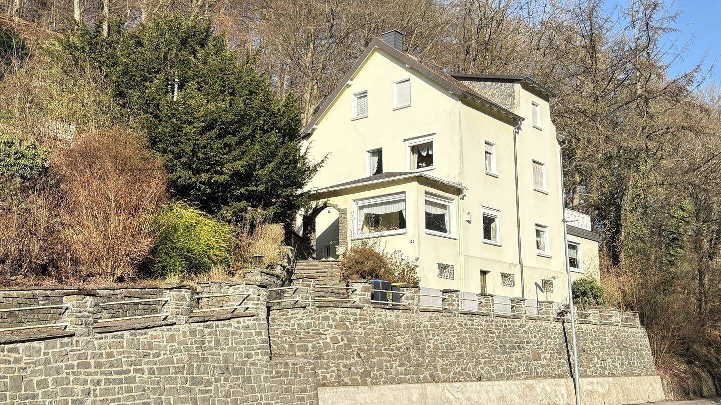 Immobilie in Altena - Viel Wohnfläche auf großem Grundstück inklusive Außenschwimmbecken! - Bild 0