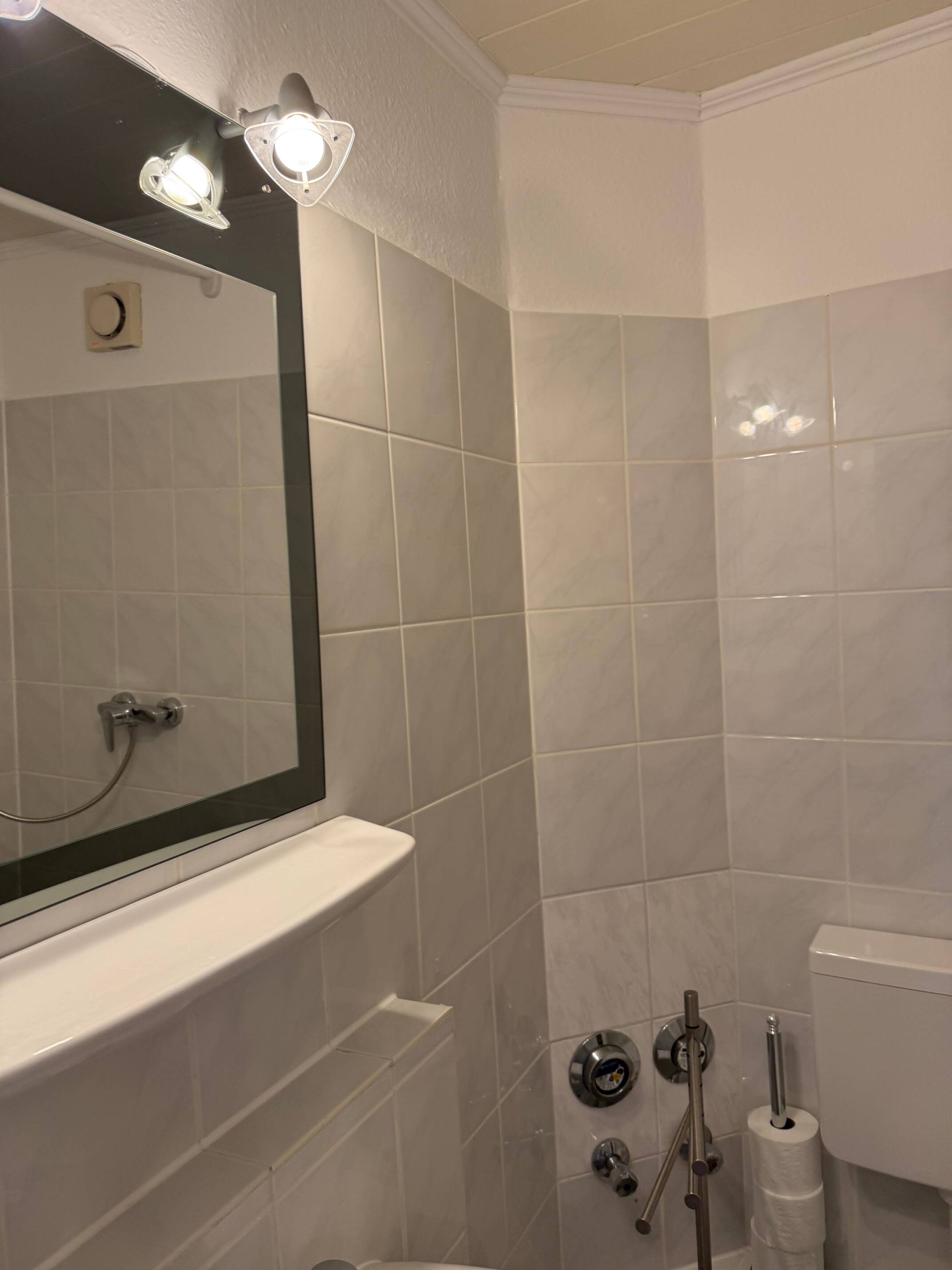 Modern möblierte 2-Zimmer-Wohnung nach aufwendiger Renovierung – zentral in Bremen-Mitte – 28195 Bremen – Vorschaubild 6