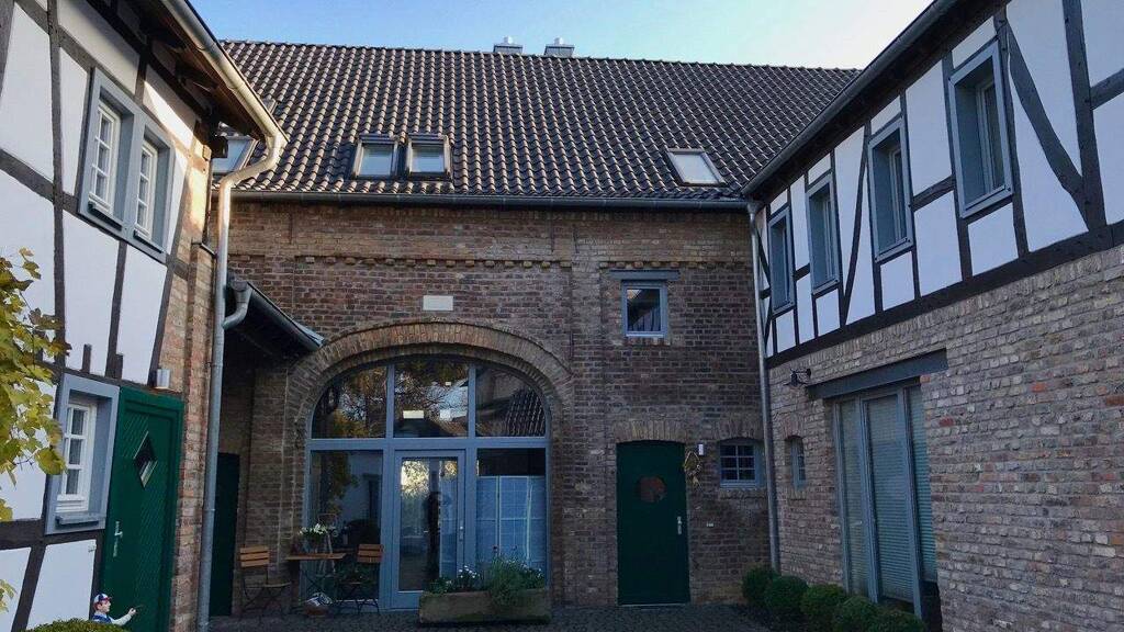 Wohnanlage mit einem restaurierten, denkmalgeschützten Vierkanthof und einem Neubau