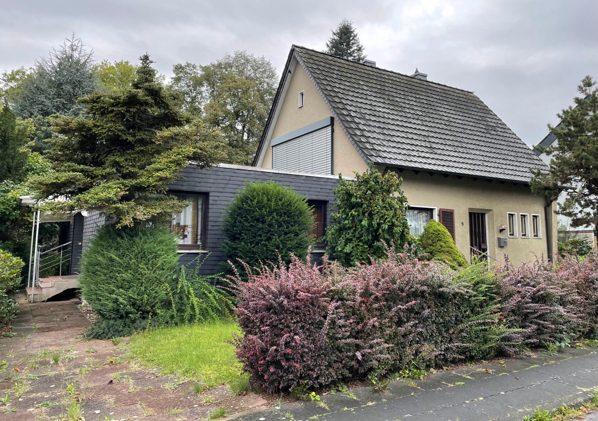 Einfamilienhaus zur Zwangsversteigerung 490.000 € 10 Zimmer 241 m²<br/>Wohnfläche 802 m²<br/>Grundstück Rath / Heumar Köln 51107