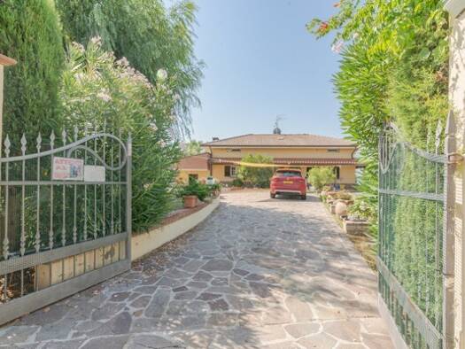 Einfamilienhaus zum Kauf 600.000 € 8 Zimmer 220 m² 5.000 m² Grundstück Pesaro (Tavullia) 61010