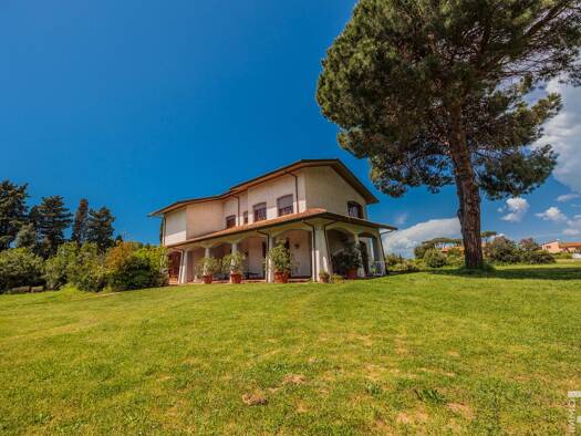Villa zum Kauf 880.000 € 5 Zimmer 350 m² 8.400 m² Grundstück frei ab sofort Viareggio 55049