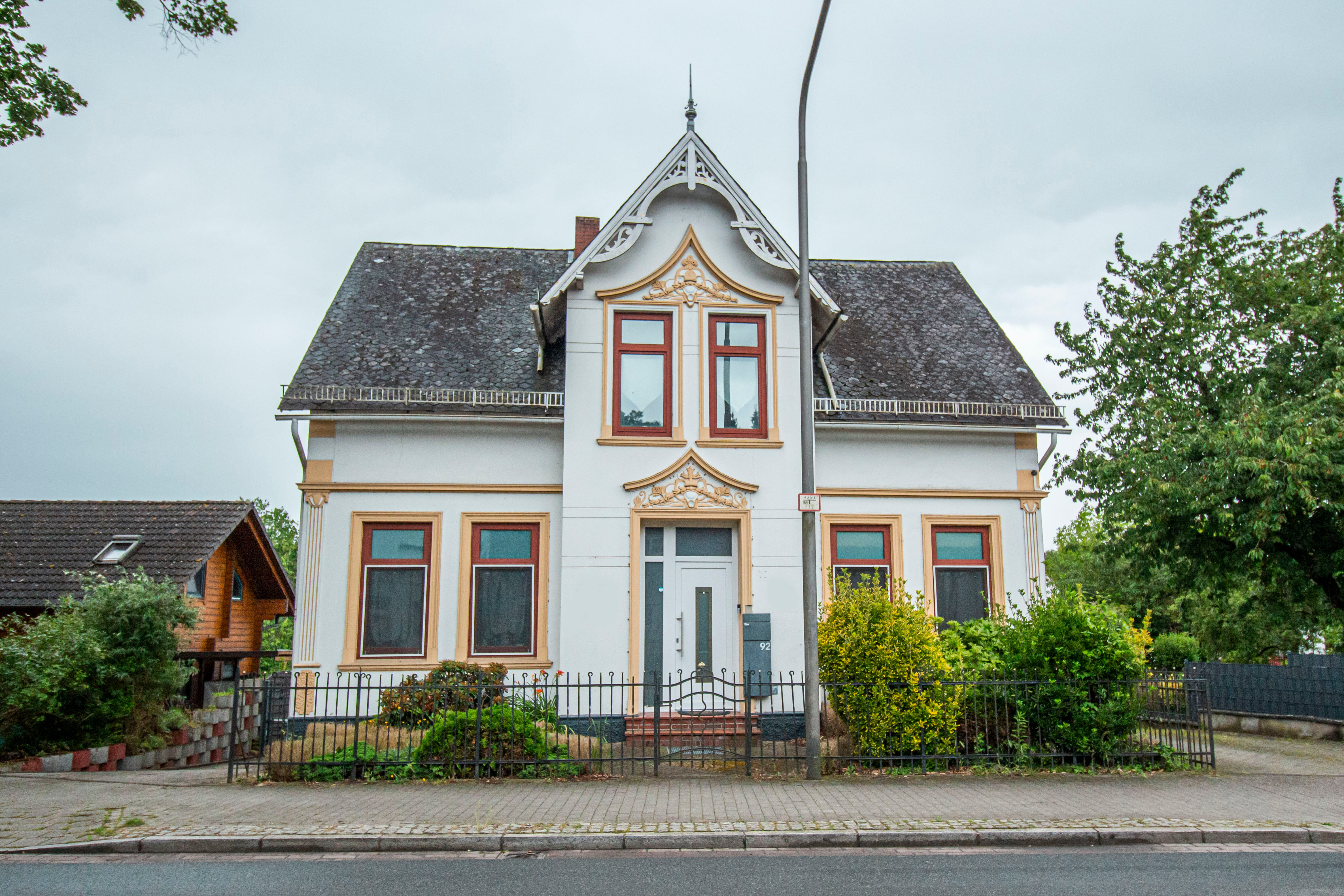 Mehrfamilienhaus zum Kauf 437.000 € 7 Zimmer 210 m²<br/>Wohnfläche 713 m²<br/>Grundstück 01.10.2024<br/>Verfügbarkeit Rekum Bremen 28777