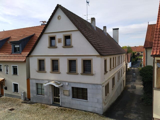 Haus zum Kauf 245.000 € 9 Zimmer 215 m²<br/>Wohnfläche 777 m²<br/>Grundstück Seinsheim Seinsheim 97342