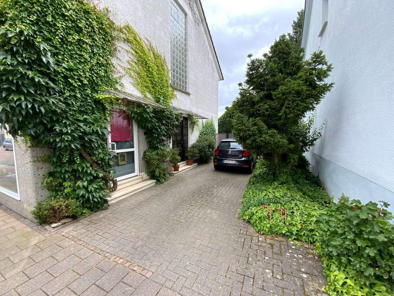 Immobilie in St. Leon-Rot - Vielseitiges 1-2 Familienhaus mit schönem Garten, großer Garage und Gewerbeinheit - Bild 2