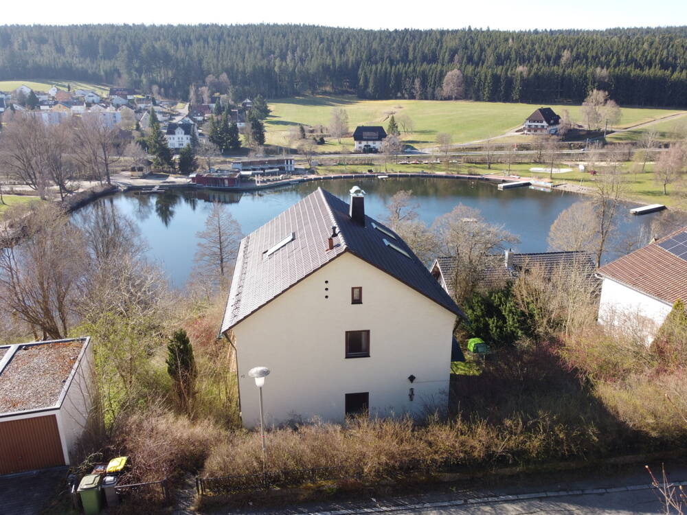 Immobilie in St. Georgen im Schwarzwald - *** St. Georgen - Großes 1- bis 2-Familien-Wohnhaus mit Blick auf den Klosterweiher! *** - Bild 1