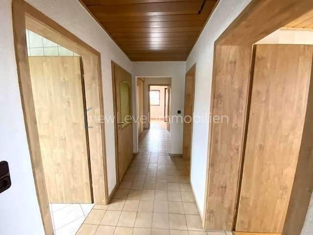 Immobilie in Niederwinkling - Super Preis und sofort frei! Großes, teilrenoviertes ZFH mit gr. Garage, Garten, Erbpacht-Grundstück - Bild 4