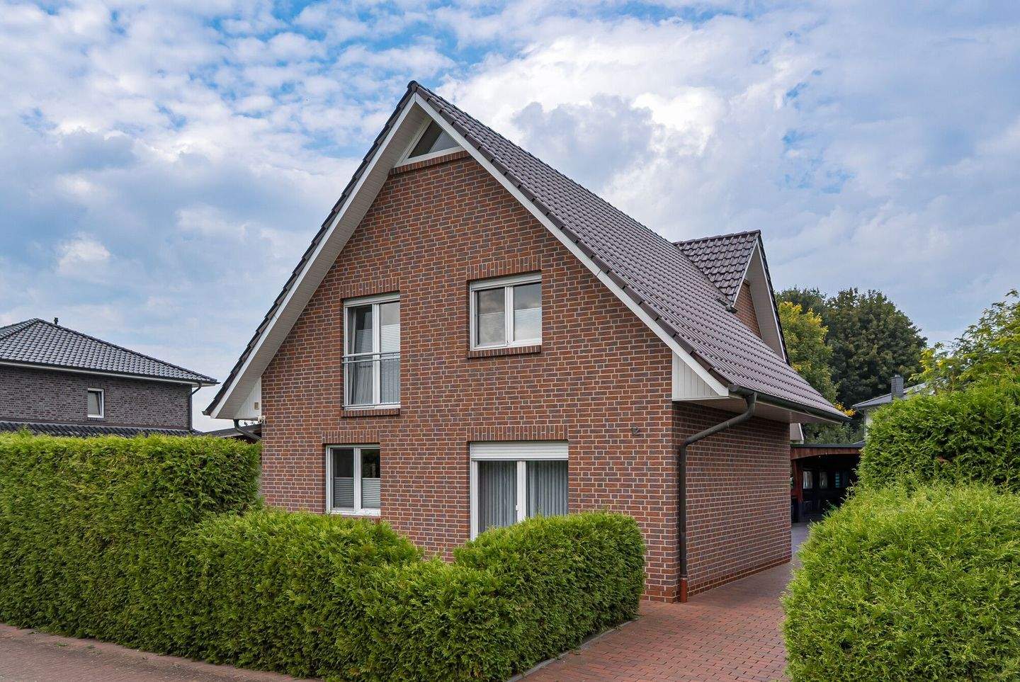 Immobilie in Barßel - Traumhaftes Familienhaus mit Einliegerwohnung, Wintergarten, Doppelcarport, PV-Anlage, u.v.m. - Bild 0