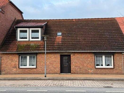 Reihenmittelhaus zum Kauf 150.000 € 5 Zimmer 142 m² 432 m² Grundstück frei ab sofort Lindenstr. 43 Ludwigslust 19288