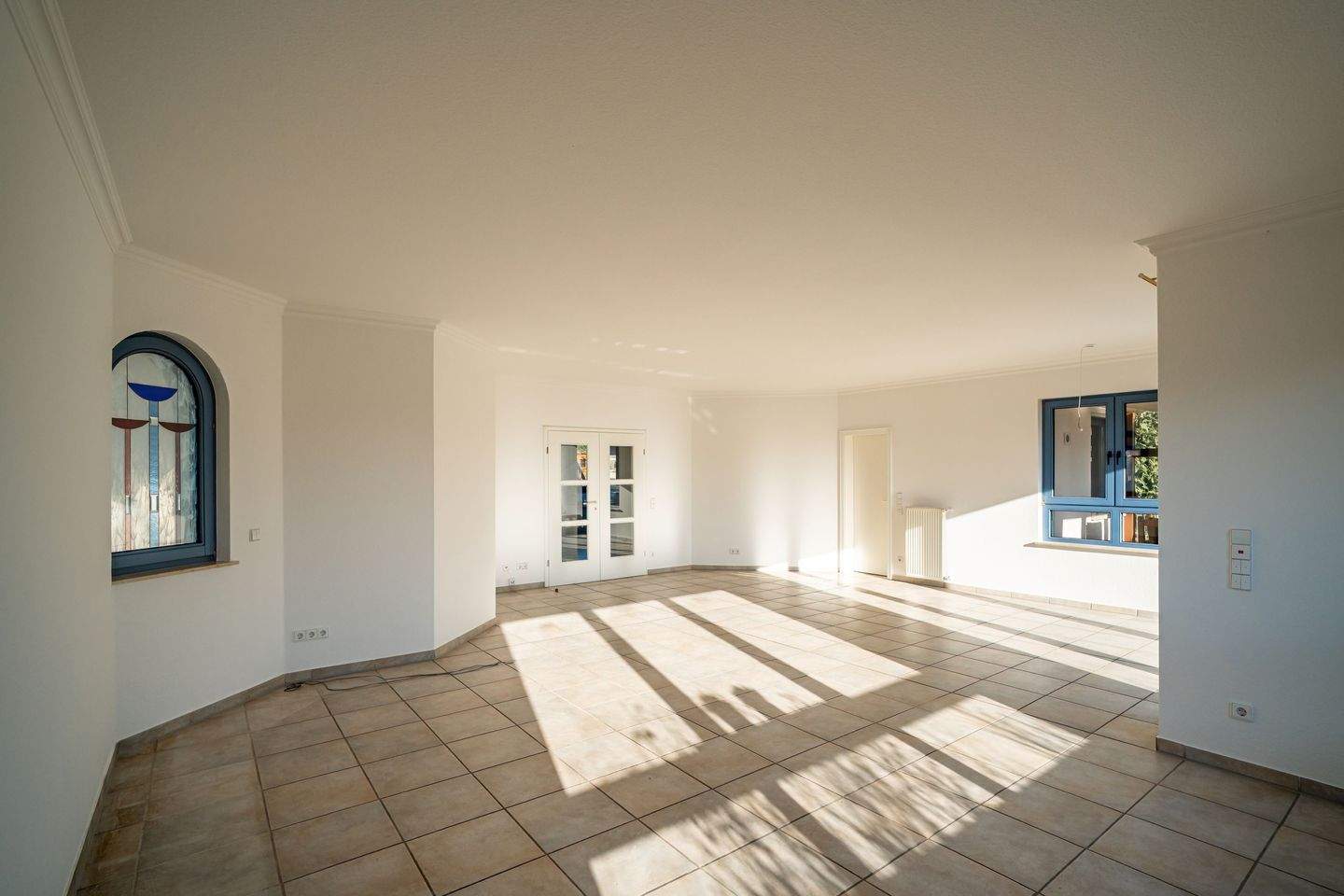 Immobilie in Steinhagen - Viel Platz für Familie oder Vermietung - großzügiges Zweifamilienhaus mit Wintergarten, Loggia und Garten in ruhiger und beliebter Lage von Steinhagen - Bild 2