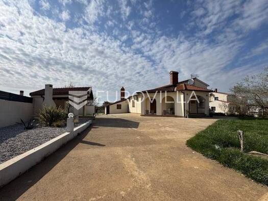Haus zur Miete 2.000 € 3 Zimmer 180 m² Valbandon Fažana