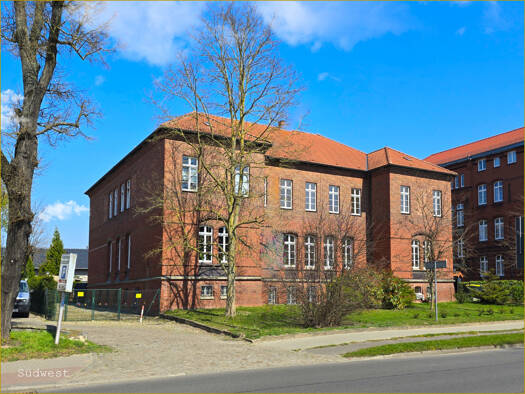 Wohnung zur Miete 600 € 2,5 Zimmer 80 m² 1. Geschoss frei ab 01.10.2025 Neukruger Straße 2 Güstrow 18273