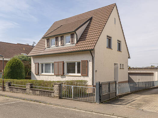 Einfamilienhaus zum Kauf 459.000 € 6 Zimmer 116 m² 825 m² Grundstück Bretten 75015