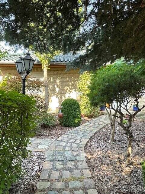 Äußerst gepflegter Bungalow mit wunderschönem Garten und großem Nebengelass