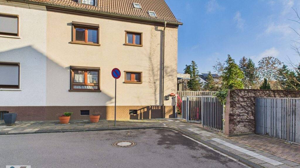 Großzügiges Reihenendhaus mit sehr großer Garage und Sonnengrundstück