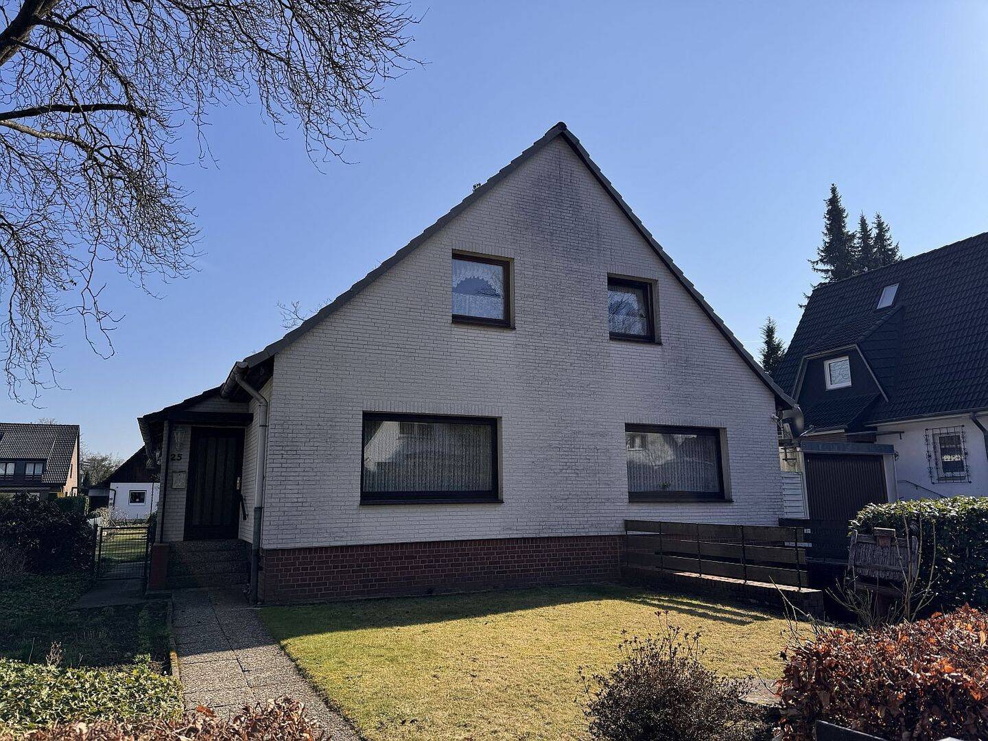 Immobilie in Ahrensburg - Älteres Einfamilienhaus mit pflegeleichtem Grundstück - Bild 0