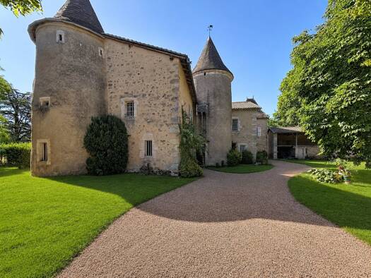 Haus zum Kauf 465.000 € 411 m² 25.348 m² Grundstück Moulins-sur-Tardoire 16110