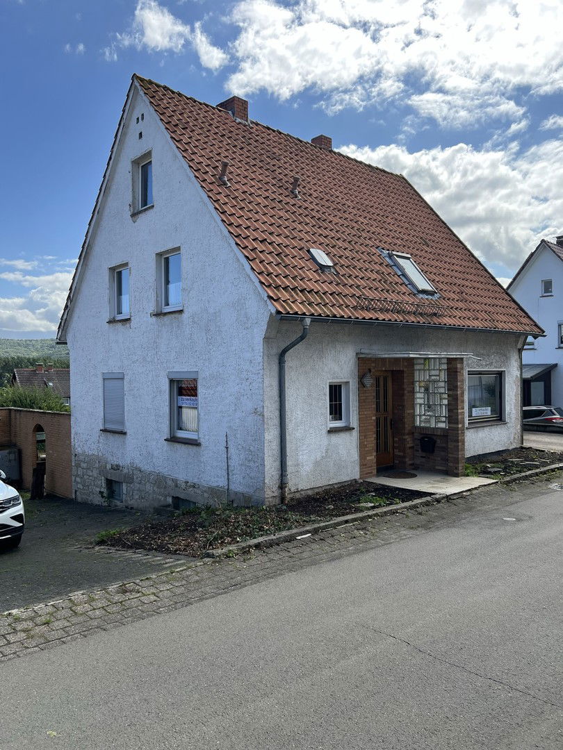 Einfamilienhaus zum Kauf provisionsfrei 125.000 € 7 Zimmer 107,3 m²<br/>Wohnfläche 703 m²<br/>Grundstück Im Isental 4 Rimbeck Warburg - Rimbeck 34414