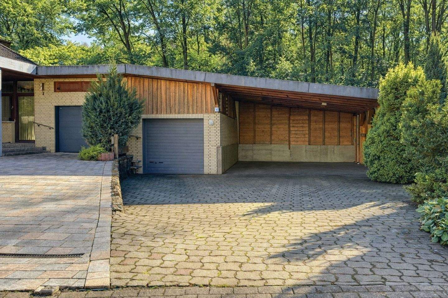 Immobilie in Hessisch Oldendorf - Idyllisch wohnen am Waldrand - viel Platz und Natur direkt vor der Tür - Bild 2