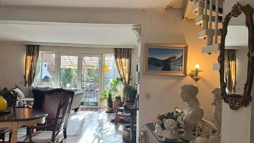 Reihenmittelhaus zur Miete 3.500 € 1 Zimmer 150 m² 300 m² Grundstück frei ab 01.05.2026 Schnelsen Hamburg 22457