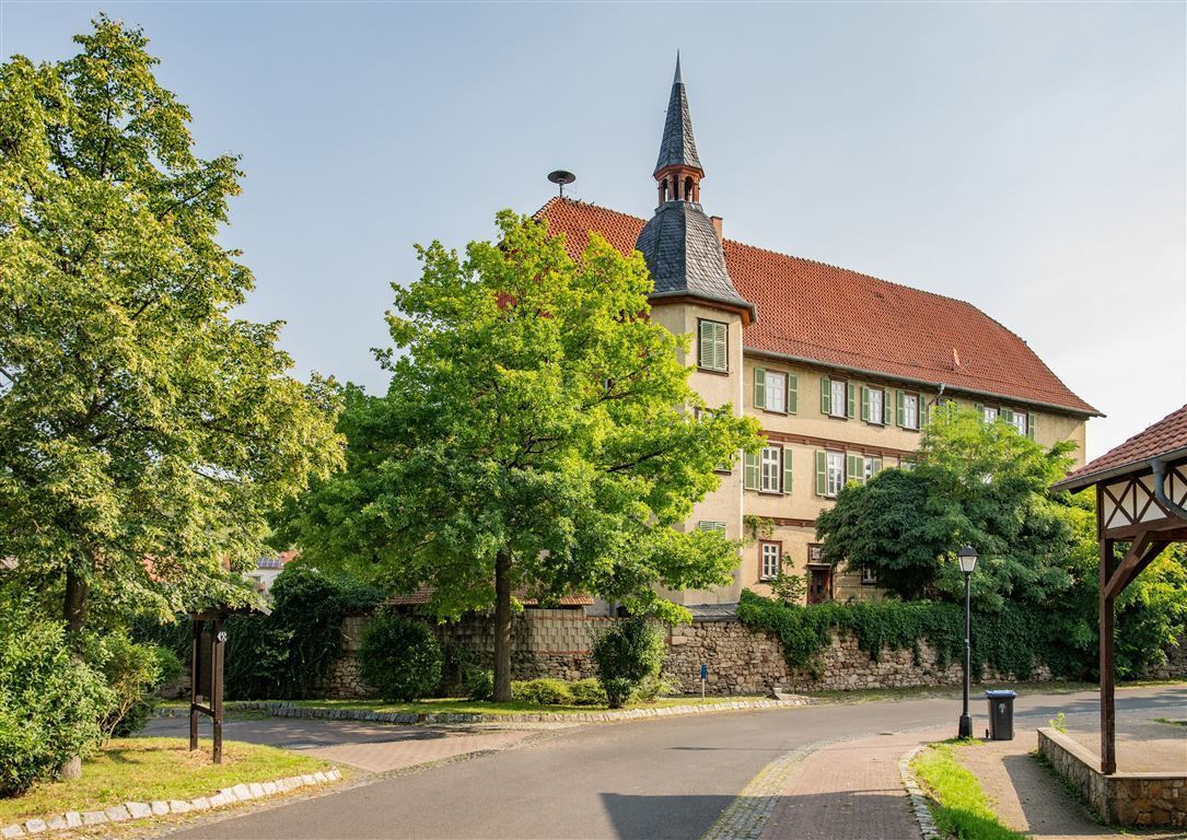 Herrenhaus zum Kauf 249.000 € 30 Zimmer 722 m²<br/>Wohnfläche 1.988 m²<br/>Grundstück Denkmalplatz 1 Stedtfeld Eisenach , Thür 99817