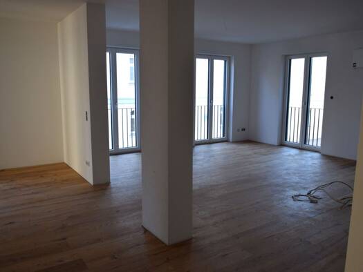 Wohnung zur Miete 1.695 € 3 Zimmer 108 m² Geschoss 1/2 frei ab 01.10.2025 Nikola Landshut 84034