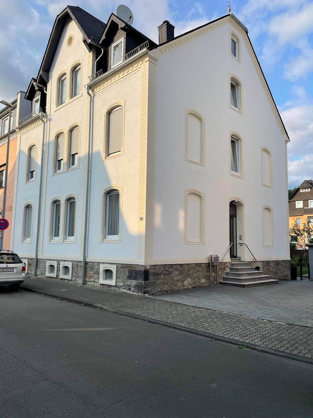 Immobilie in Dillenburg - 3- FH mit Garage, überdachtem Freisitz, Terrasse, Balkon und schönem Garten in zentraler  und doch ruhiger Wohnlage von Dillenburg - Bild 0