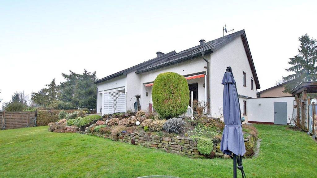 Familienglück mit Homeoffice-Option - Split-Level-DHH mit Dachterrasse, Sauna & Garten