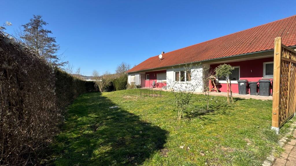 PFERDEHOF MIT ANGRENZENDEN KOPPELN & ZWEIFAMILIENHAUS