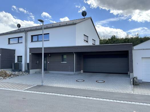 Doppelhaushälfte zur Miete 1.450 € 4 Zimmer 130 m² 340 m² Grundstück frei ab 01.10.2026 Brechtstraße 7 Parsberg Parsberg 92331