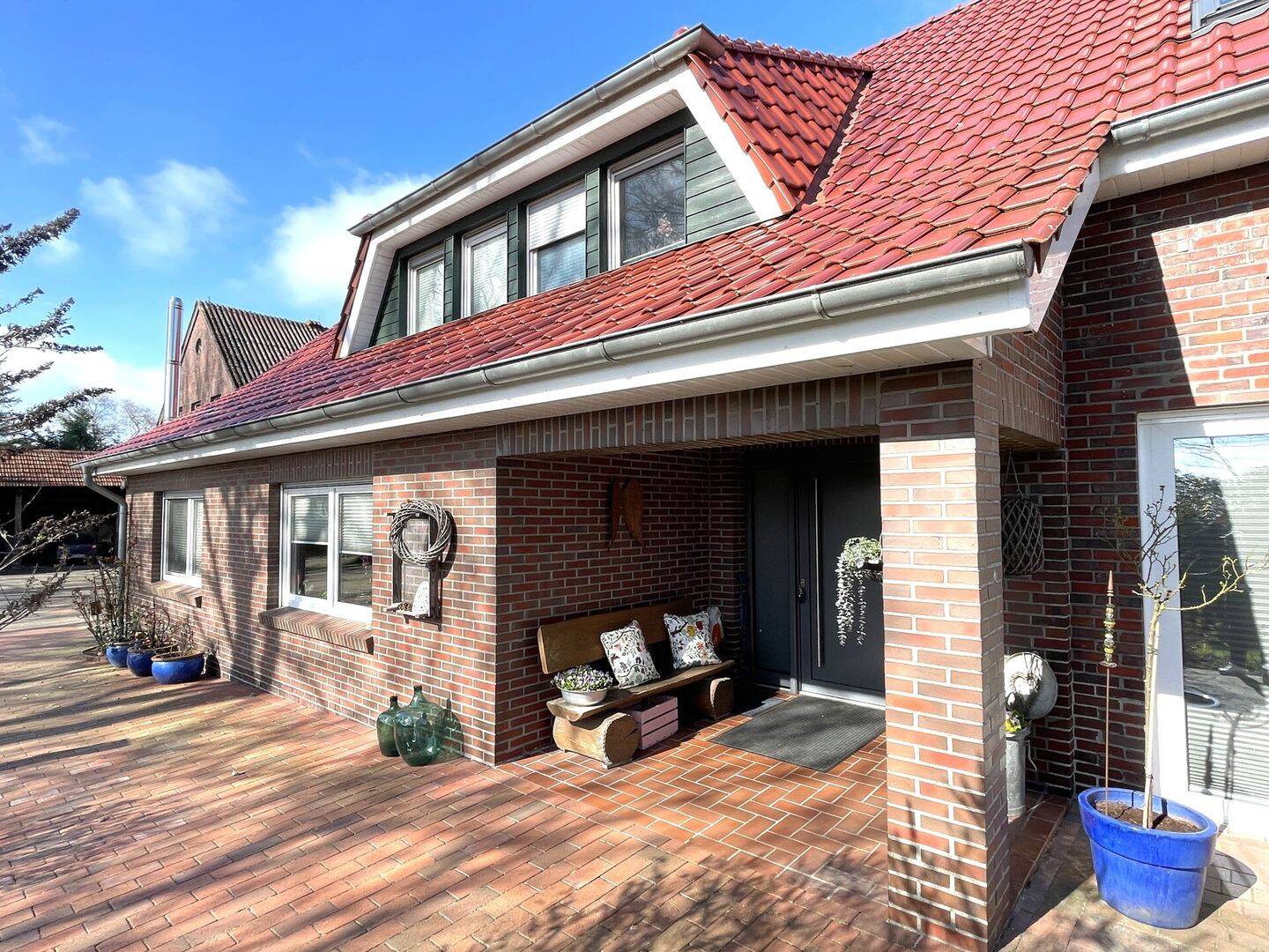 Immobilie in Westerstede - Zweifamilienhaus, Stallung & Nebengebäude - Attraktives Anwesen mit Entwicklungspotenzial! - Bild 1