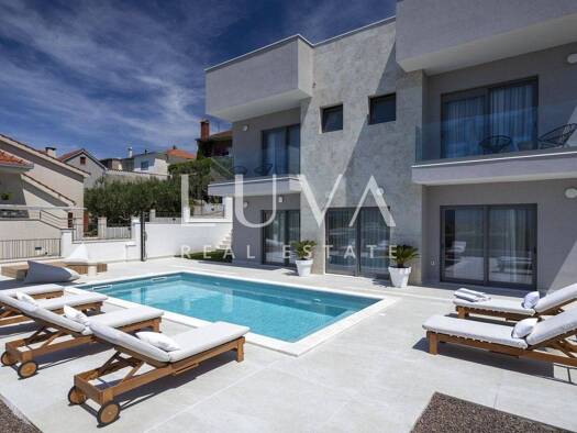 Einfamilienhaus zur Miete 1 € 5 Zimmer 220 m² Žrnovnica, Split - Okolica Split 21000