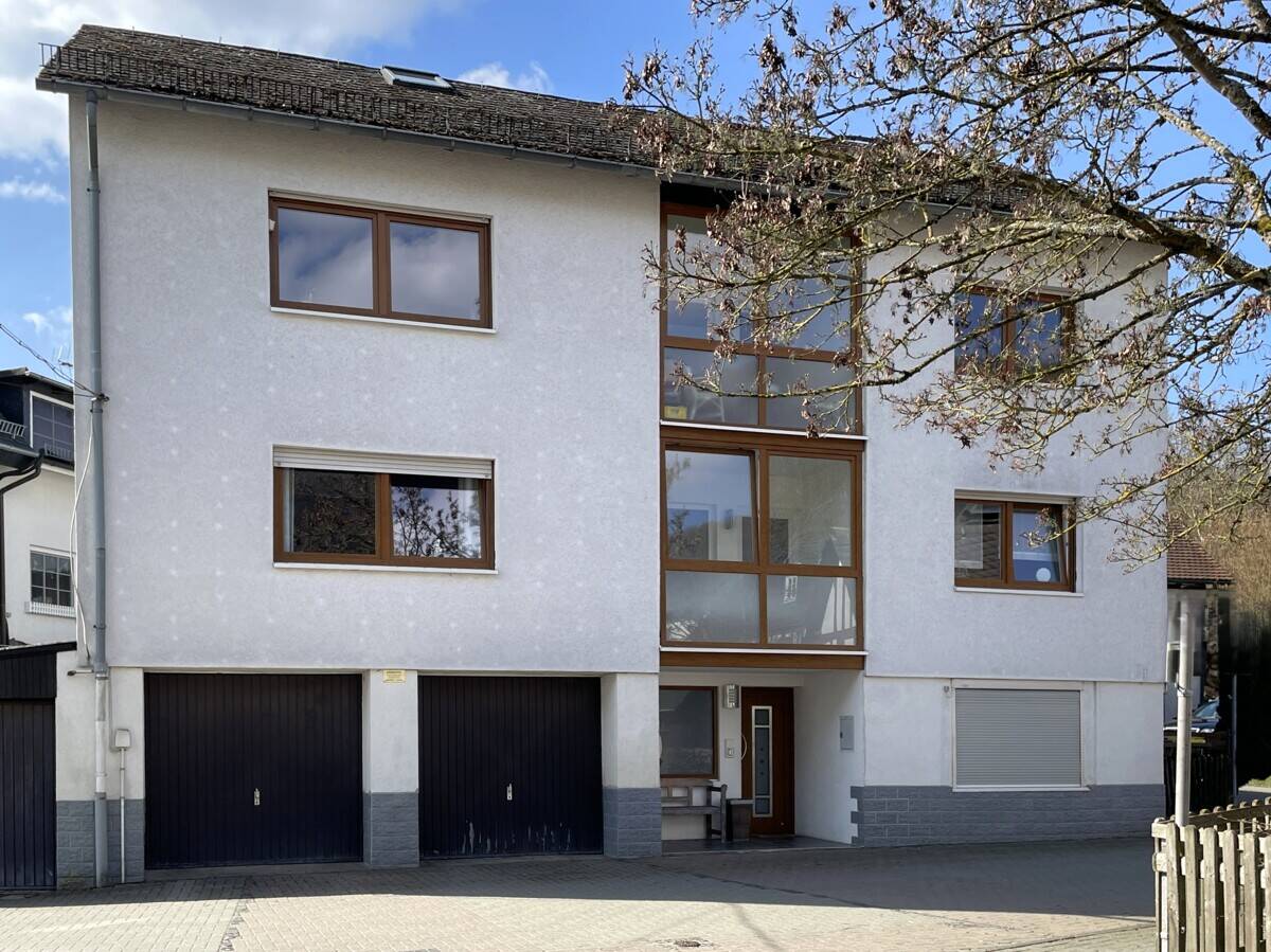 Immobilie in Dillenburg - Donsbach: Gepflegtes, vermietetes Zweifamilienhaus im Ortskern - Bild 1