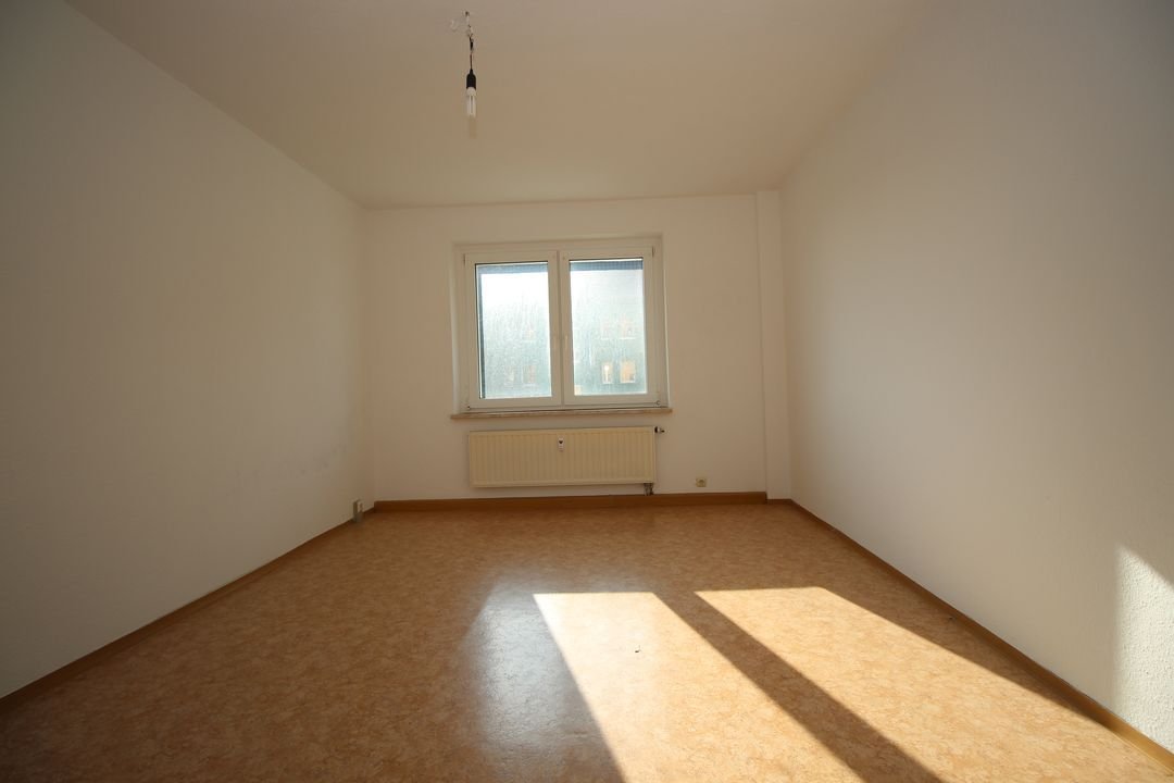 Wohnung zur Miete 348,14 € 4 Zimmer 67,6 m²<br/>Wohnfläche EG<br/>Geschoss ab sofort<br/>Verfügbarkeit Bahnhofstraße 12 Reuth Reuth 08538