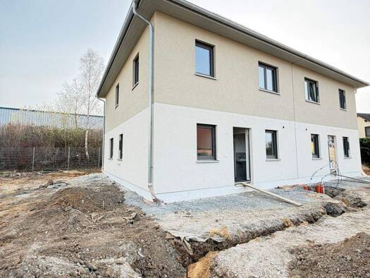 Doppelhaushälfte zur Miete - Erstbezug 1.881 € 4,5 Zimmer 114 m² 320 m² Grundstück frei ab 01.07.2026 Gauernitzer Straße 60 Radebeul 01445