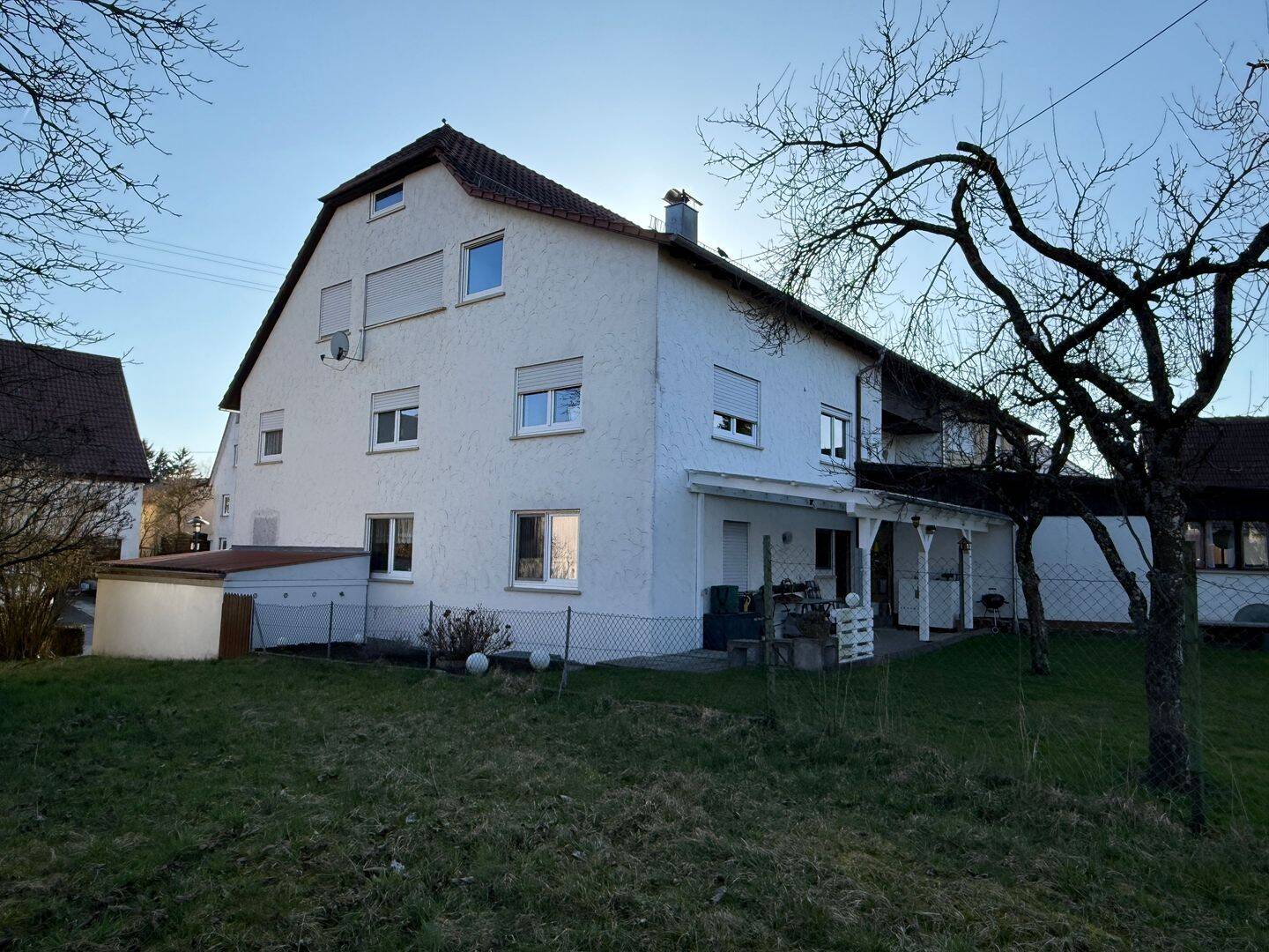 Immobilie in Hechingen - Geräumige DHH mit 3 Wohnungen in ruhiger Ortsrandlage. Ideal für Kapitalanleger oder Großfamilien   - Bild 3