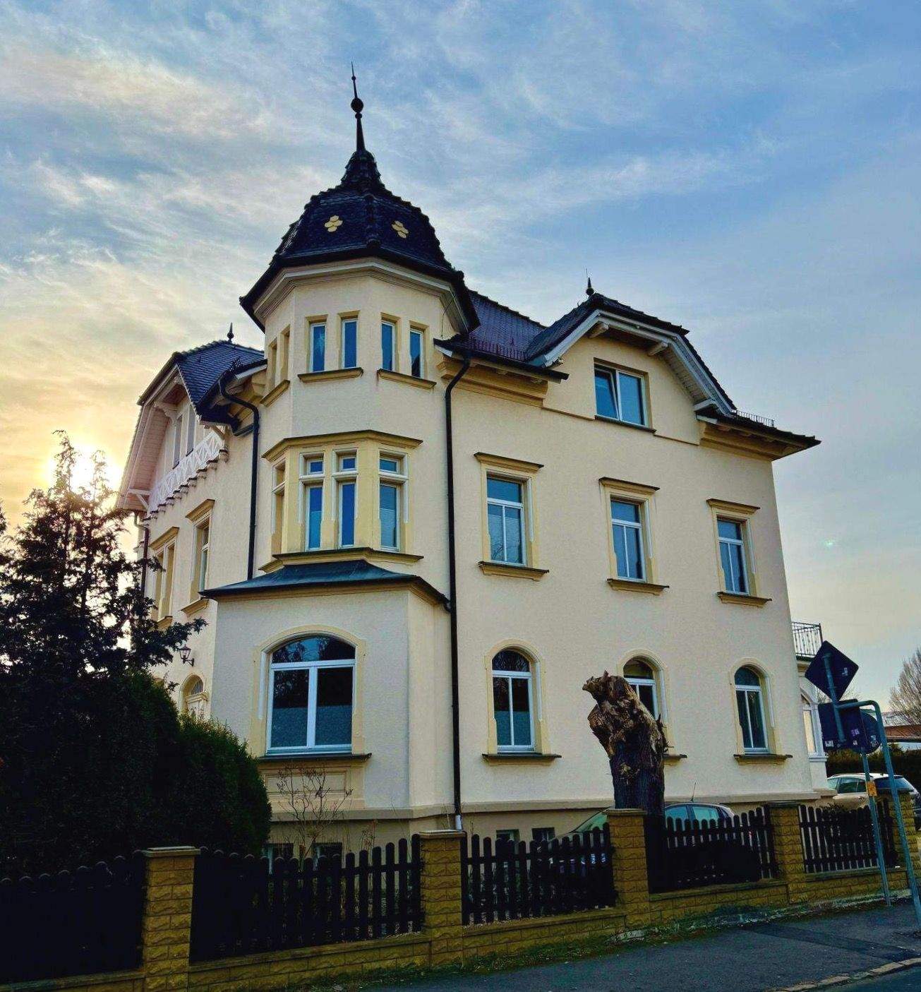 Immobilie in Eisenberg - Große Stadtvilla in Eisenberg mit zwei Arztpraxen, einer Wohnung und einem Büro in bester Lage - Bild 2