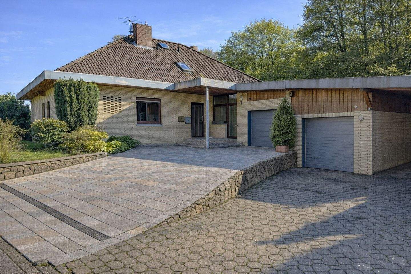 Immobilie in Hessisch Oldendorf - Idyllisch wohnen am Waldrand - viel Platz und Natur direkt vor der Tür - Bild 1