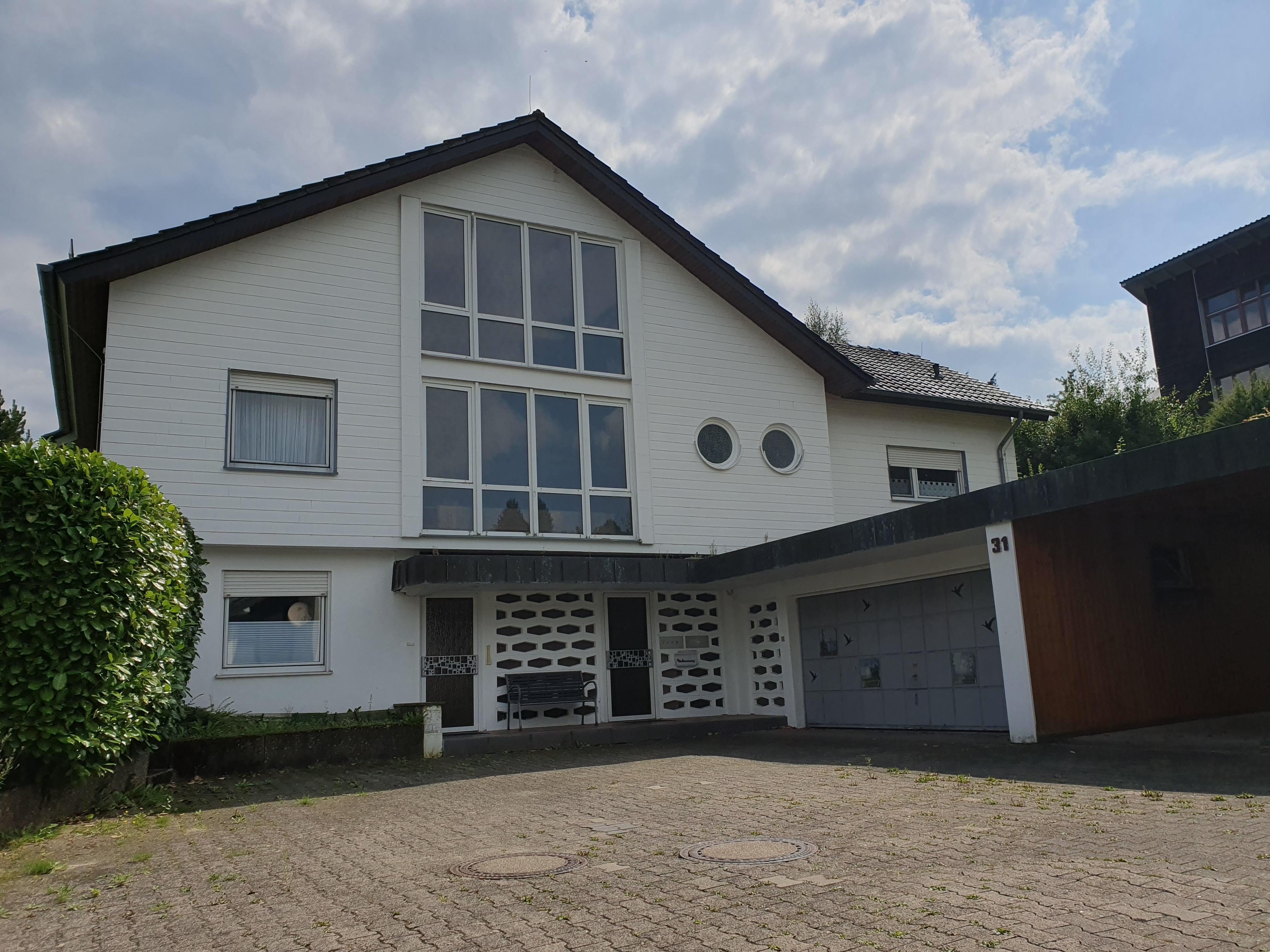 Einfamilienhaus zum Kauf 405.000 € 10 Zimmer 209 m²<br/>Wohnfläche 1.149 m²<br/>Grundstück ab sofort<br/>Verfügbarkeit Heiligenkirchen Detmold 32760