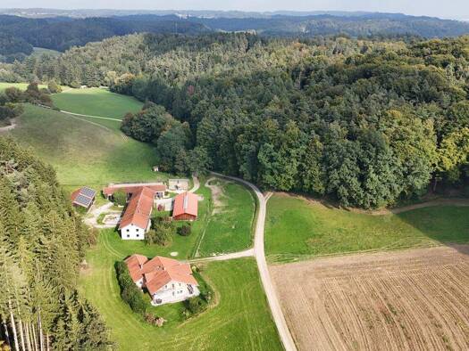 Haus zum Kauf 2.150.000 € 17 Zimmer 430 m² 40.294 m² Grundstück Schlott Marktl 84533