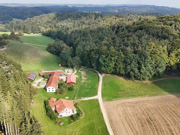 Haus zum Kauf 2.150.000 € 17 Zimmer 430 m² 40.294 m² Grundstück Schlott Marktl 84533