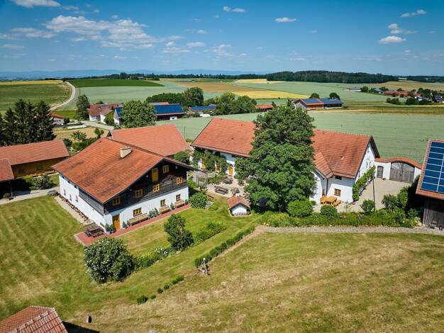 Bauernhaus zum Kauf 1.749.000 € 27 Zimmer 1.500 m² 10.000 m² Grundstück Attenhausen Landau an der Isar 94405