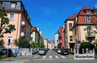 Mehrfamilienhaus  nebst Grage