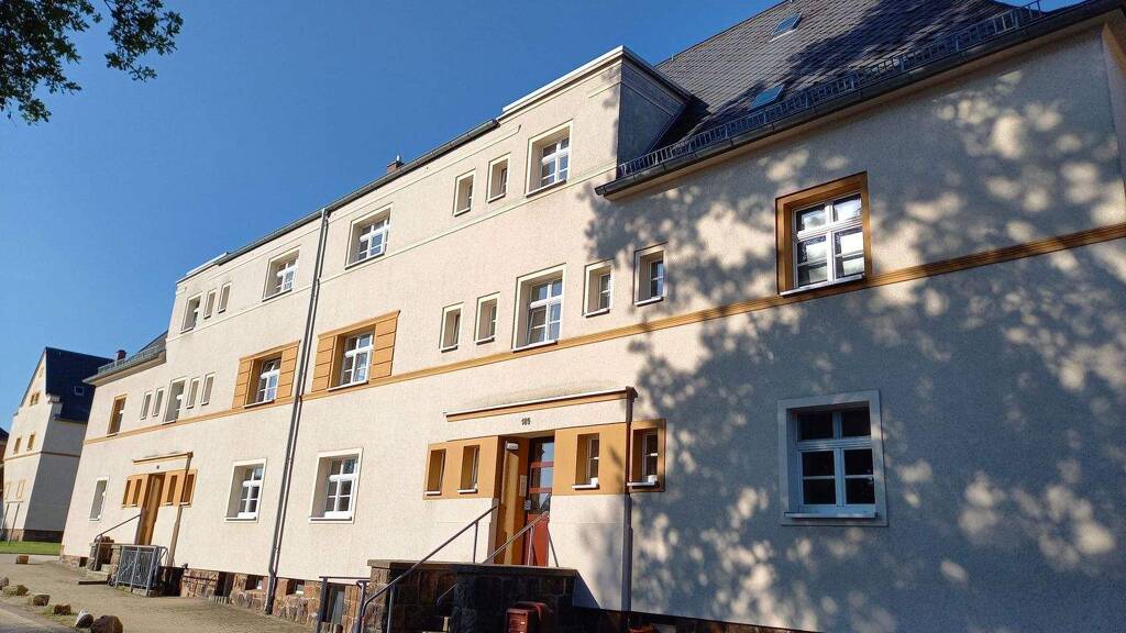 Wohnung zur Miete 350 € 2 Zimmer 52 m² 3 Geschosse frei ab sofort Zwickauer Straße 186 Reichenbach 08468