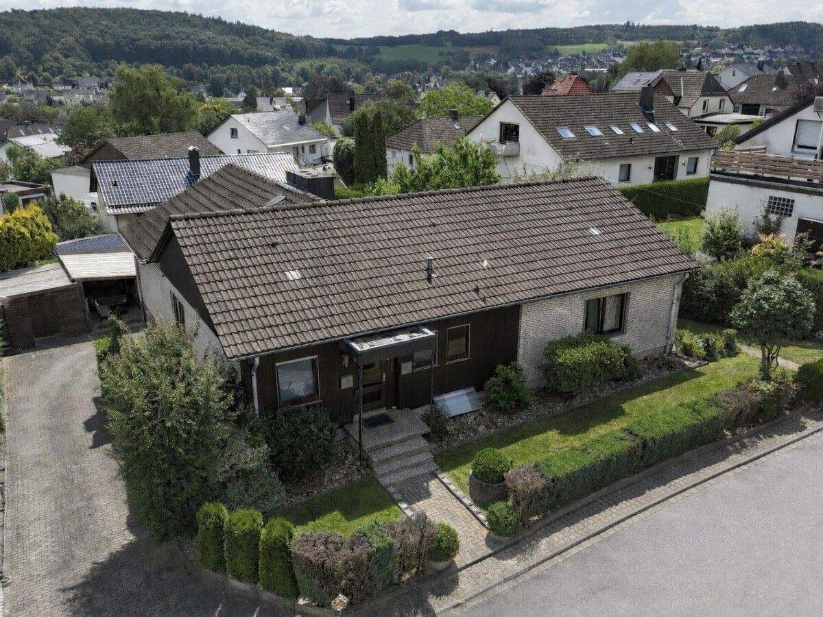 Immobilie in Neuenrade - Zweifamilienhaus mit traumhaftem Grundstück in bester Wohnlage von Neuenrade zu verkaufen!!! - Bild 1