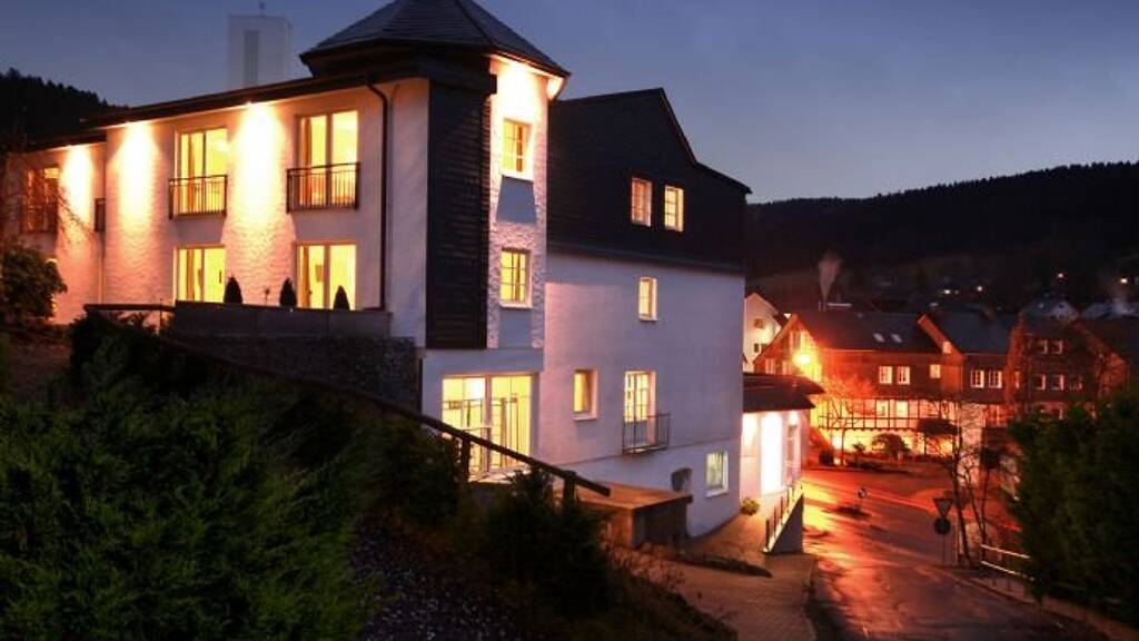 Traditionsreiches Landhotel mit 16 Zimmern, 1 Appartement und Restaurant/Café