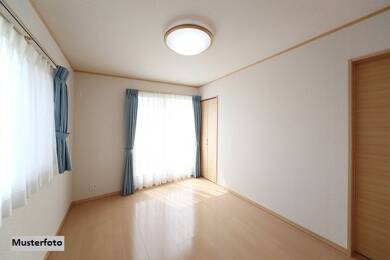 Doppelhaushälfte zur Zwangsversteigerung 550.500 € 1 Zimmer 1 m² 235 m² Grundstück Singen Singen 78224